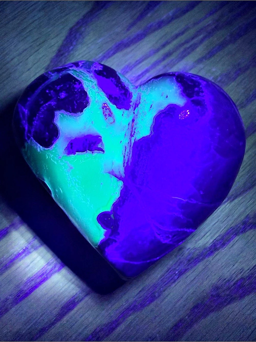 UV-reactive Volcano Agate Puffy Heart